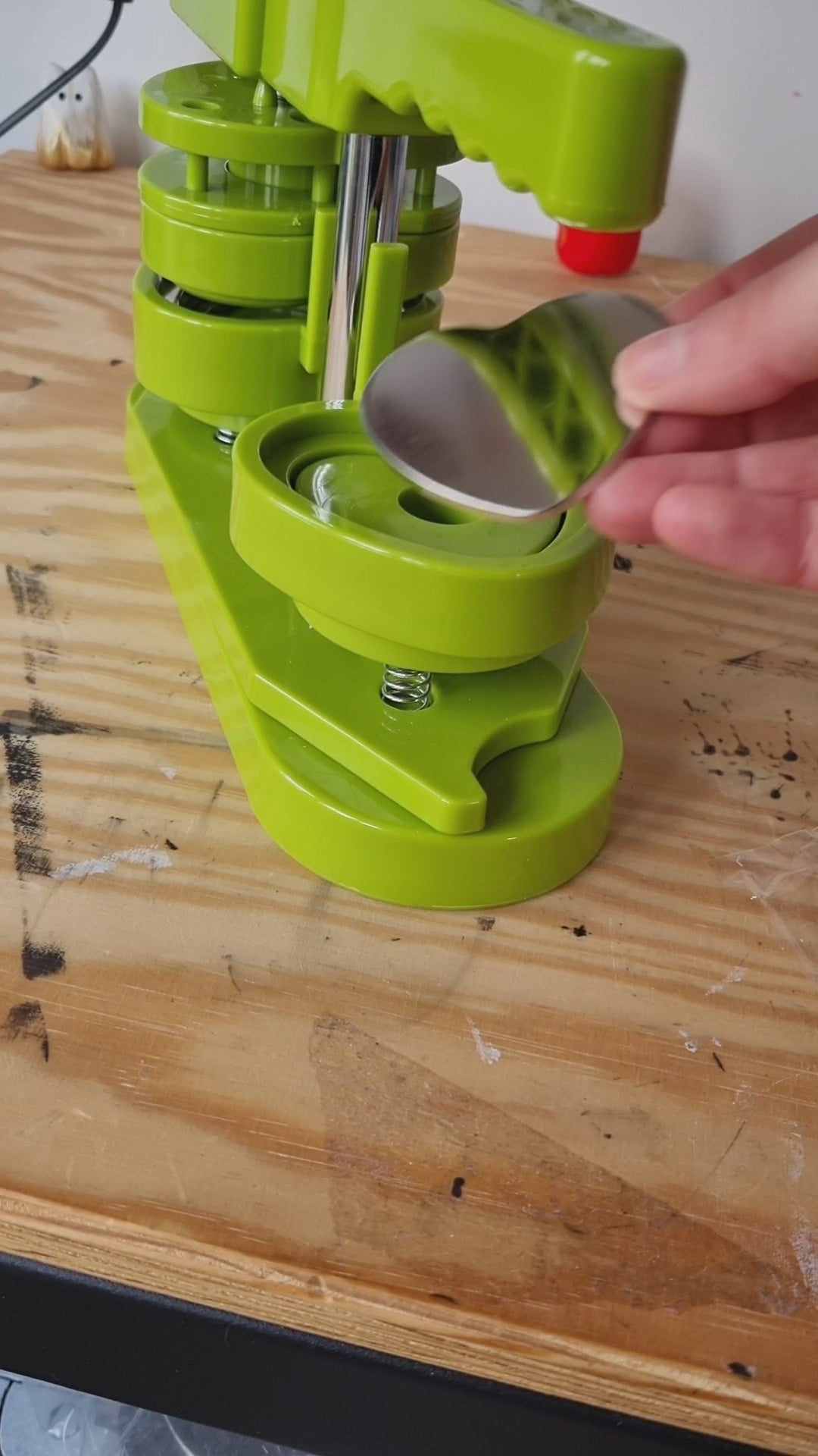 A video of making a Rozanov badge.